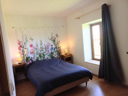- une chambre avec un lit orné d'un mur fleuri dans l'établissement Les hirondelles, 