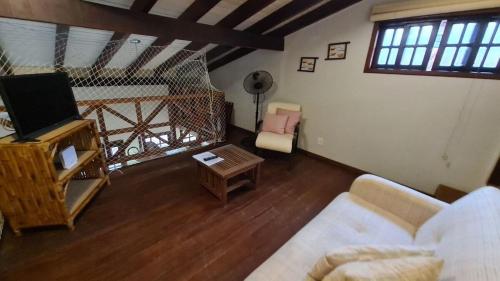 an overhead view of a living room with a couch and a tv at TrevizZo Sun House Maresias in São Sebastião