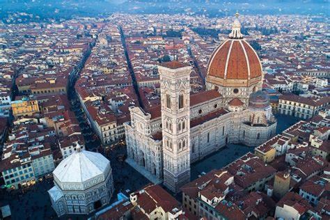 una vista aérea de un gran edificio con una torre en Affittacamere Il Dono, en Florencia
