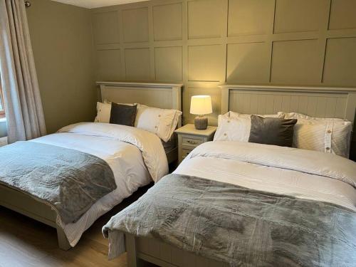 zwei nebeneinander stehende Betten in einem Schlafzimmer in der Unterkunft Sarah’s cottage in Newry