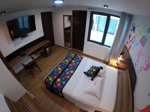 an overhead view of a bedroom with a bed at Platero Hotel in Ayacucho