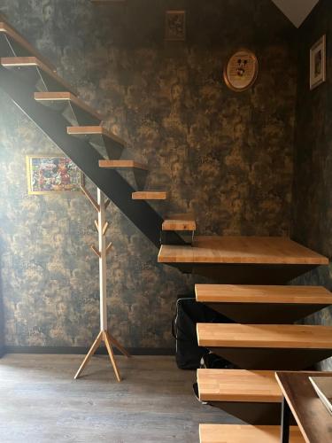 eine Treppe mit Holzhütten in einem Zimmer in der Unterkunft Instant A 