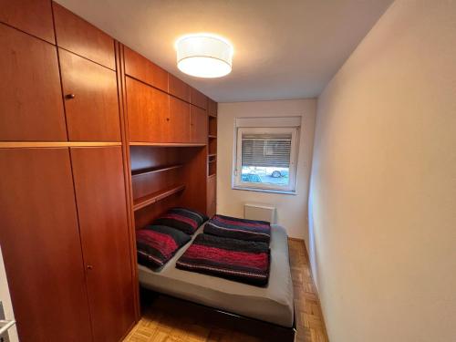 ein kleines Zimmer mit einer Bank mit Kissen darauf in der Unterkunft Life Apartment in Essen