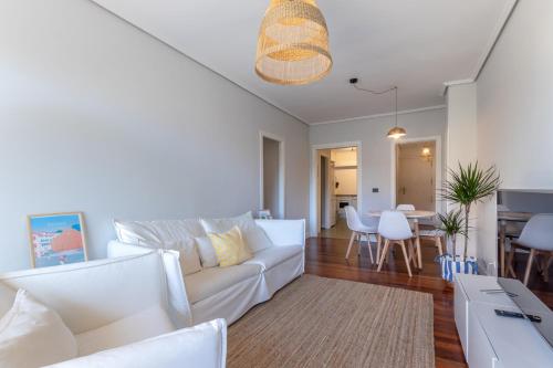uma sala de estar com um sofá branco e uma mesa em Bakio Beach XVI by Aston Rentals em Bakio