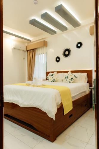 Una cama o camas en una habitación de AMYLIE INN