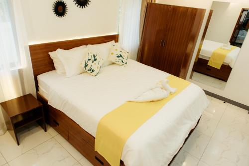 Una cama o camas en una habitación de AMYLIE INN