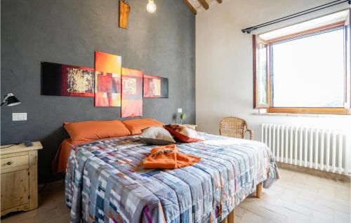 1 dormitorio con 1 cama con manta naranja en Gorgeous Home In Campiglia Dorcia With Outdoor Swimming Pool, en Campiglia dʼOrcia