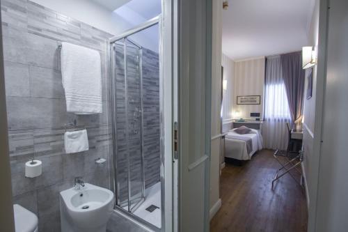 Koupelna v ubytování Hotel Flora