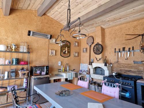 een keuken met een fornuis en een tafel. bij Le Petit Coin de Paradis in Callas