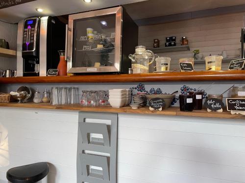 un comptoir dans une cuisine avec un comptoir dans l'établissement Logis Hôtel Restaurant Le Castel Fleuri, à Saint-Jean-en-Royans