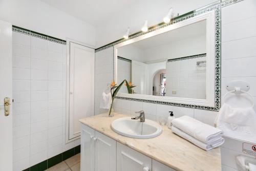 La salle de bains est pourvue d'un lavabo et d'un grand miroir. dans l'établissement La Villa La Palma- 1 dormitorio C, à Los Barros