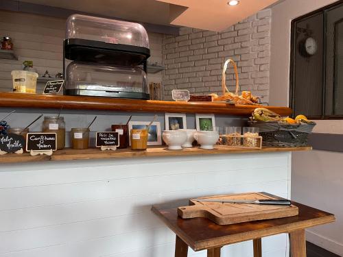 un comptoir de cuisine avec divers objets dessus dans l'établissement Logis Hôtel Restaurant Le Castel Fleuri, à Saint-Jean-en-Royans