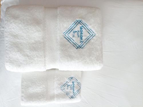 a pair of towels on a white table at Morona Flats & Pool - 150 m2 in Iquitos