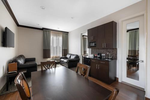 eine Küche und ein Wohnzimmer mit einem Tisch und Stühlen in der Unterkunft Condor Hotel by LuxUrban in Brooklyn