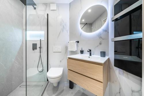 bagno con lavandino, servizi igienici e specchio di Monaco Border, sea view, Parking a Beausoleil