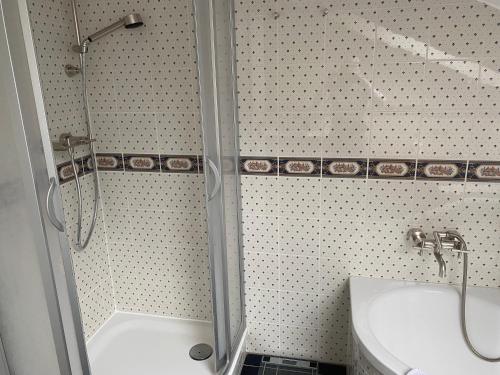 uma casa de banho com um chuveiro, um WC e um lavatório. em Gemütliches Zimmer mit großem Bad em Recklinghausen