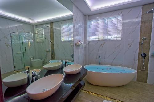 Koupelna v ubytování The Qastle, Rawai, Phuket