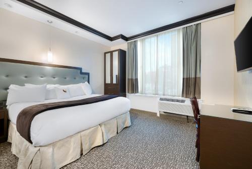 Aura Hotel Brooklynにあるベッド