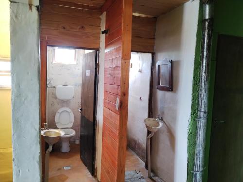 y baño con aseo y 2 lavabos. en Motoposada Campera Negra en San Salvador de Jujuy