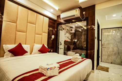 曼塔莫尼的住宿－Gogol Beach Resort，一间卧室配有一张大床和毛巾