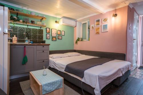 Ένα ή περισσότερα κρεβάτια σε δωμάτιο στο Athina's little apartment