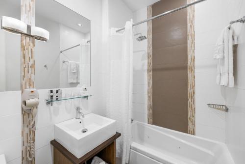 Aura Hotel Brooklynにあるバスルーム