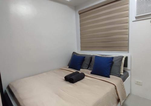 En eller flere senge i et værelse på Victoria Suite at Shore Residences