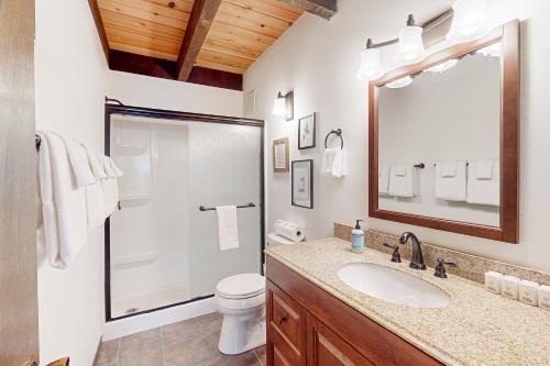 Un baño con inodoro, lavabo y espejo. en Serene Escape, en Kings Beach
