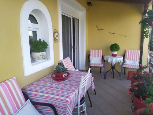 a patio with a table and chairs and a window at Dora's Home in Pramanta