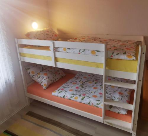 Tempat tidur susun dalam kamar di Haus-Daxberg-idyllisch-gelegen-im-Bayerischen-Wald-Ferienwohnung-mit-Zimmer-Kueche-Bad