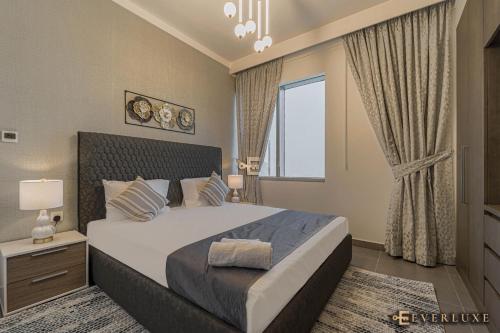 um quarto com uma cama grande e uma janela em Smart 3 Bed In Creek Gatefully Furnished Wbills em Dubai