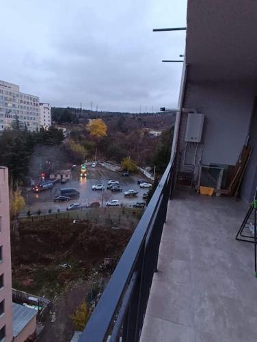 een uitzicht op een parkeerplaats vanuit een gebouw bij Apartment in Politovskaia st in Agaraki