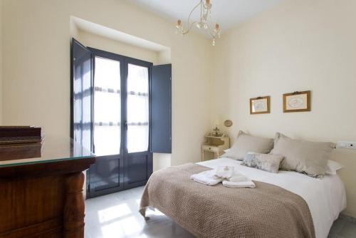 a bedroom with a bed with towels on it at Apt. Sierpes-Cuna, wifi, HVAC (VFT/SE/00239) in Seville