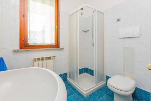 a bathroom with a shower and a toilet at Varzis' Suite in Busto Arsizio