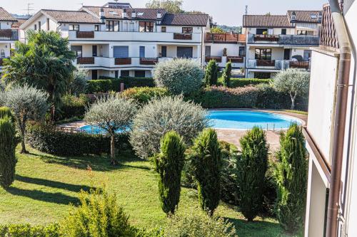 Cet appartement offre une vue sur le jardin. dans l'établissement I Quattro Laghi Casa delle Stelle, à Brebbia