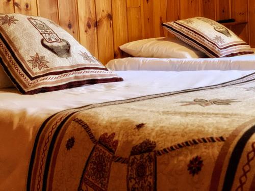 Katil atau katil-katil dalam bilik di Hotels Les Catrems & Le Montagnou