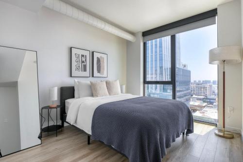 um quarto com uma cama grande e uma janela grande em SoMa 1br w rooftop bbq concierge nr Bart SFO-1431 em São Francisco