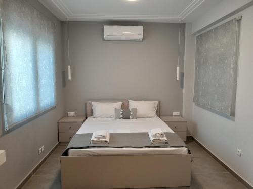 um quarto com uma cama grande com duas toalhas em Cozy Di.Va city centre em Tessalónica