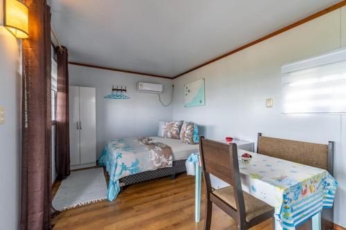 Dormitorio pequeño con cama y mesa en Casita Picaflor, en Punta del Este