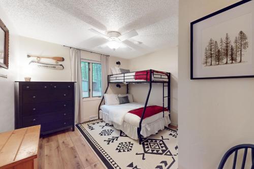 een slaapkamer met een stapelbed en een tafel bij Northwoods Resort in Woodruff