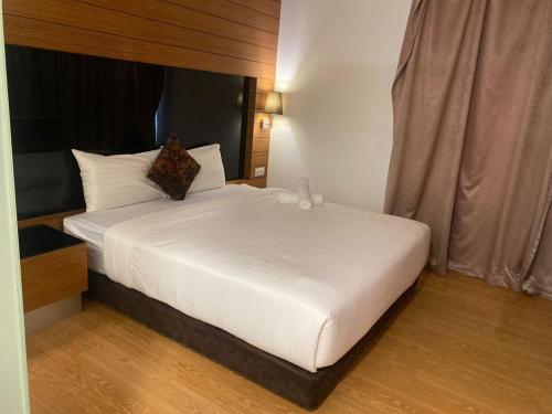 a bedroom with a white bed and a window at KL Dua Sentral Dreamy Stay Studio in Kuala Lumpur