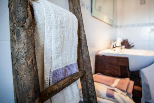 - Baño con toallero y lavamanos en Il Faggio, en Villar San Costanzo