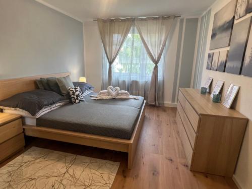 a bedroom with a bed and a window at Ferienwohnung Frühauf Rochlitz in Rochlitz