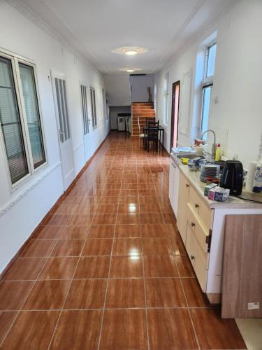 una stanza vuota con cucina e pavimento in legno di Cvet - Sobe a Bela Crkva
