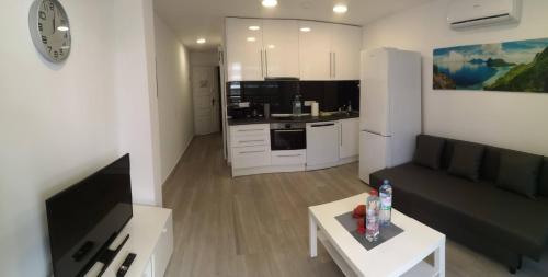 Top-Apartment in Apartamentos Danubio, 4 Etage, Poolblick und seitlicher Meerblick, Wohnzimmer und 1 Schlafzimmer, im Herzen von Playa del Inglés , Gran Canaria