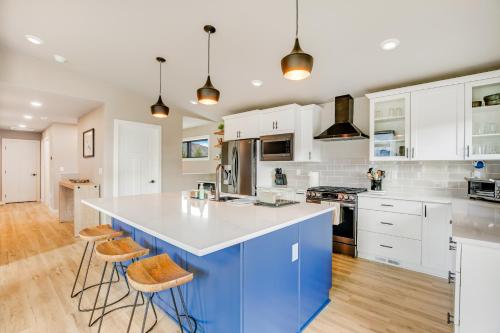 Una cocina o zona de cocina en Enchanted Alps - Whole Home Permit 301,470
