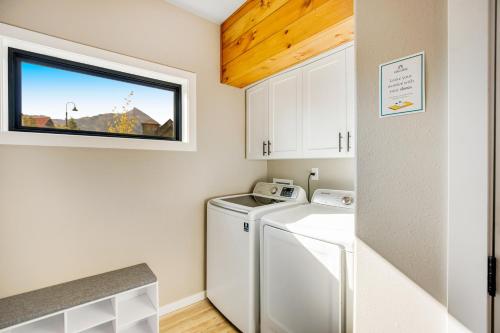 クレスティド・ビュートにあるEnchanted Alps - Lower Level Permit 301,470の小さなランドリールーム(洗濯機、乾燥機付)