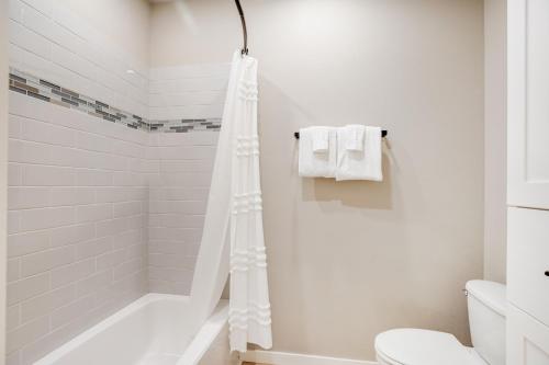 Un baño de Enchanted Alps - Whole Home Permit 301,470