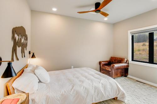 Cama o camas de una habitación en Enchanted Alps - Whole Home Permit 301,470