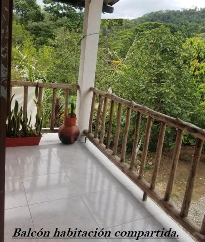 Un balcón o terraza en Hostal Ariantiy